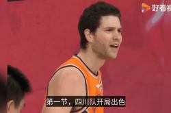 申花场边指挥情绪激动，格列兹曼队员怒摔水瓶